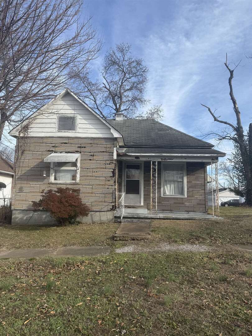 404 South Thomas Street Christopher, IL 62822 - Photo 1 of 16 a front view of a house with garage