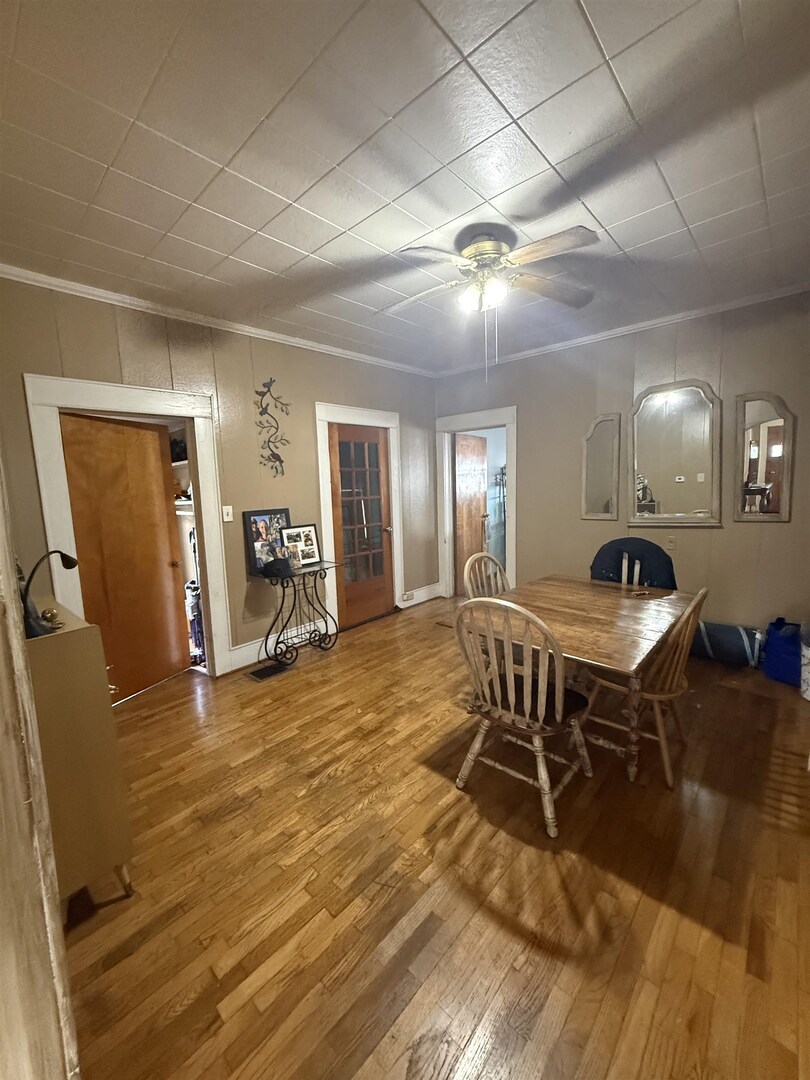 404 South Thomas Street Christopher, IL 62822 - Photo 4 of 16 a view of a livingroom with furniture and a livingroom