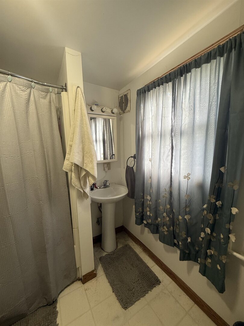 404 South Thomas Street Christopher, IL 62822 - Photo 6 of 16 a bathroom with a sink toilet and shower