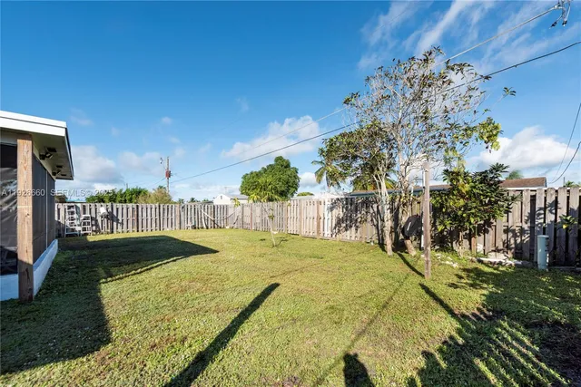 a view of a backyard