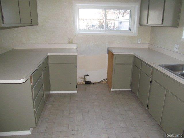2803 Simpson Drive Rochester, MI 48309 - Photo 10 of 25 264-015197 - Kitchen (1).JPG