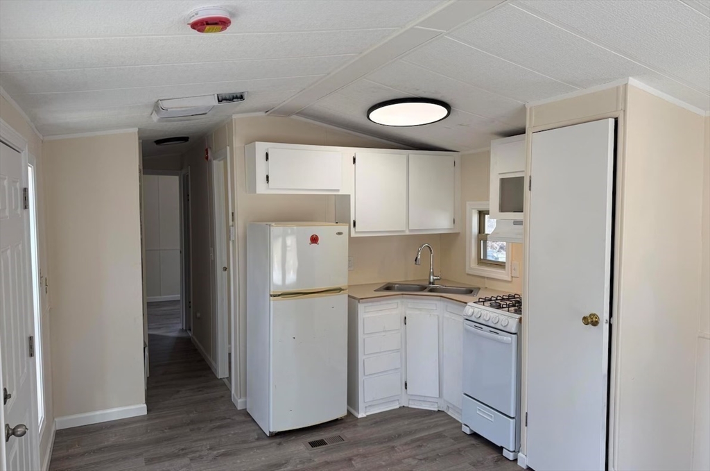 40 Albany Road, Unit 3 West Stockbridge, MA 01266 - Photo 5 of 14