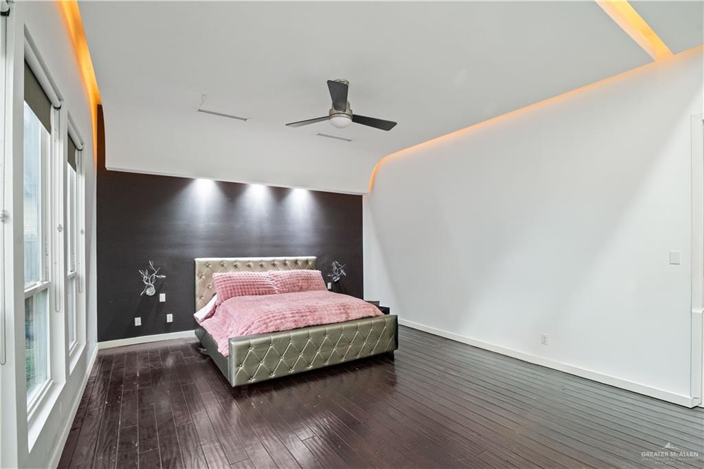 206 North Mockingbird Avenue Mission, TX 78572 - Photo 12 of 22 a bedroom with a bed and a night stand