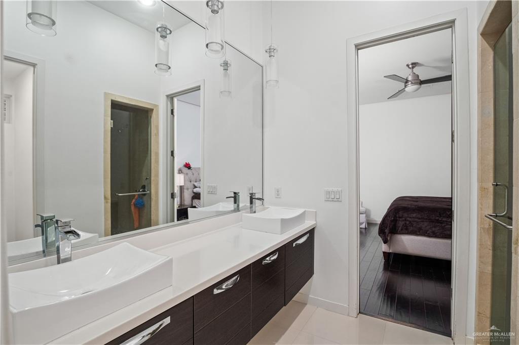 206 North Mockingbird Avenue Mission, TX 78572 - Photo 13 of 22 a bathroom with a sink and a mirror