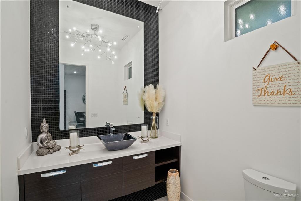 206 North Mockingbird Avenue Mission, TX 78572 - Photo 15 of 22 a bathroom with a sink vanity and a mirror