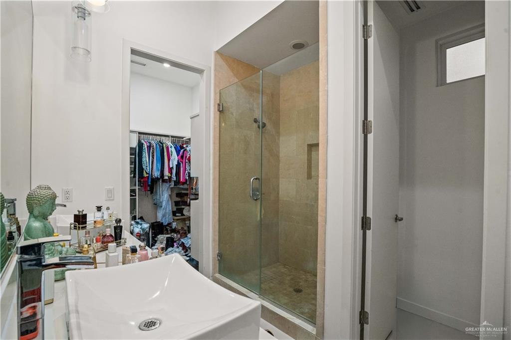 206 North Mockingbird Avenue Mission, TX 78572 - Photo 17 of 22 a bathroom with a sink vanity granite tub shower and mirror