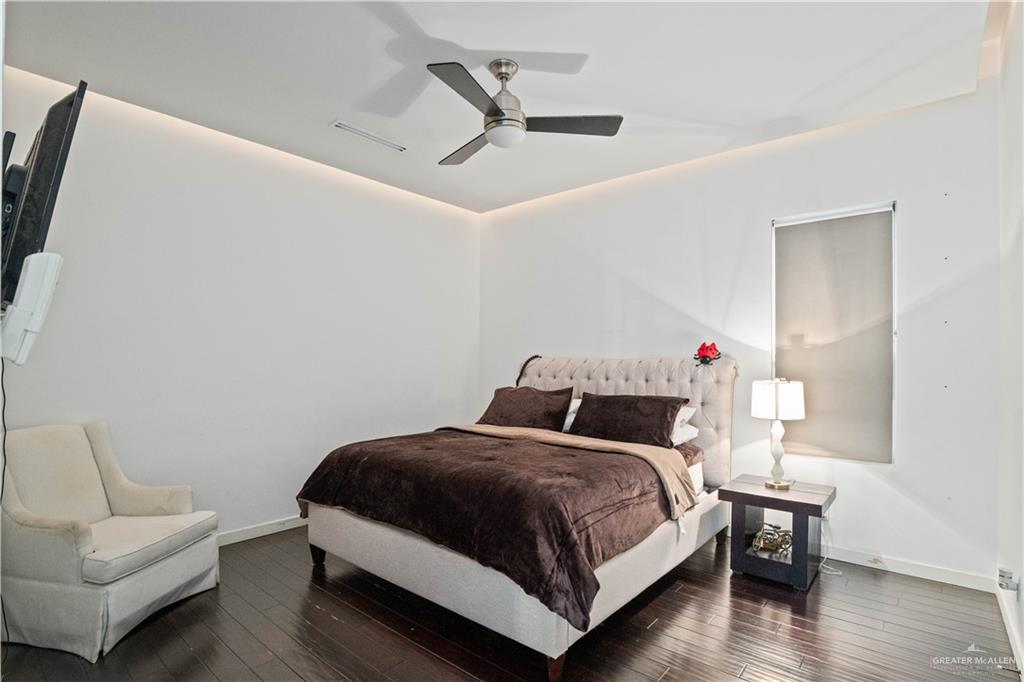 206 North Mockingbird Avenue Mission, TX 78572 - Photo 18 of 22 a bedroom with a bed and a couch