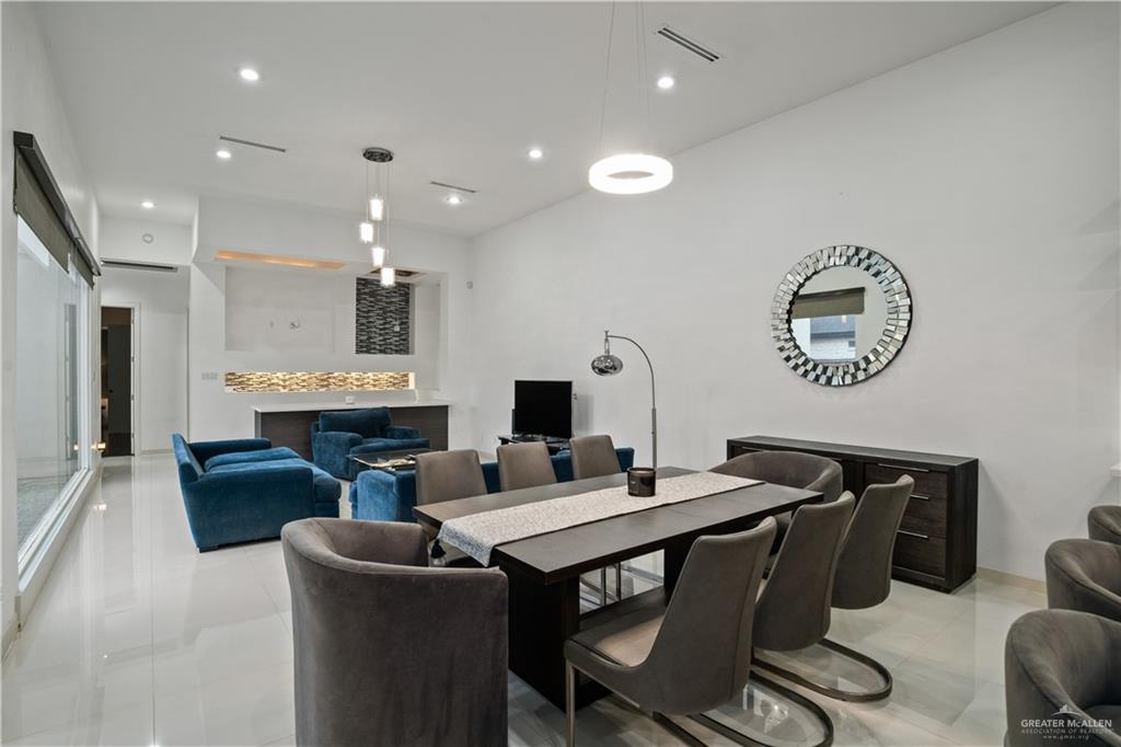 206 North Mockingbird Avenue Mission, TX 78572 - Photo 8 of 22 a dining room with furniture and a mirror