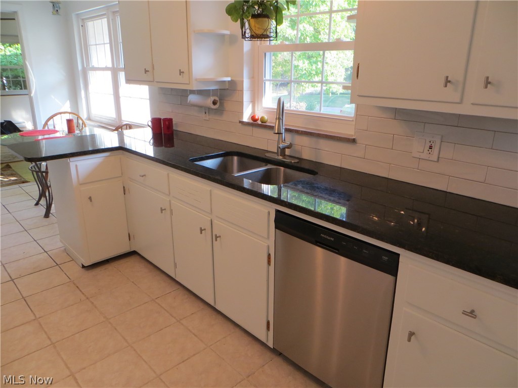 2431 Stockbridge Road Akron, OH 44313 - Photo 7 of 33