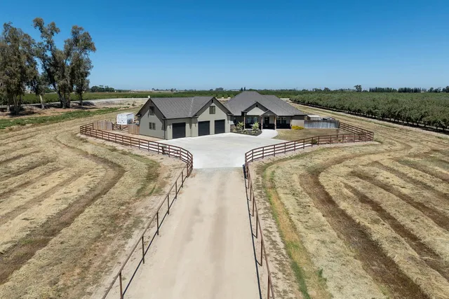 a view of residential houses with outdoor space