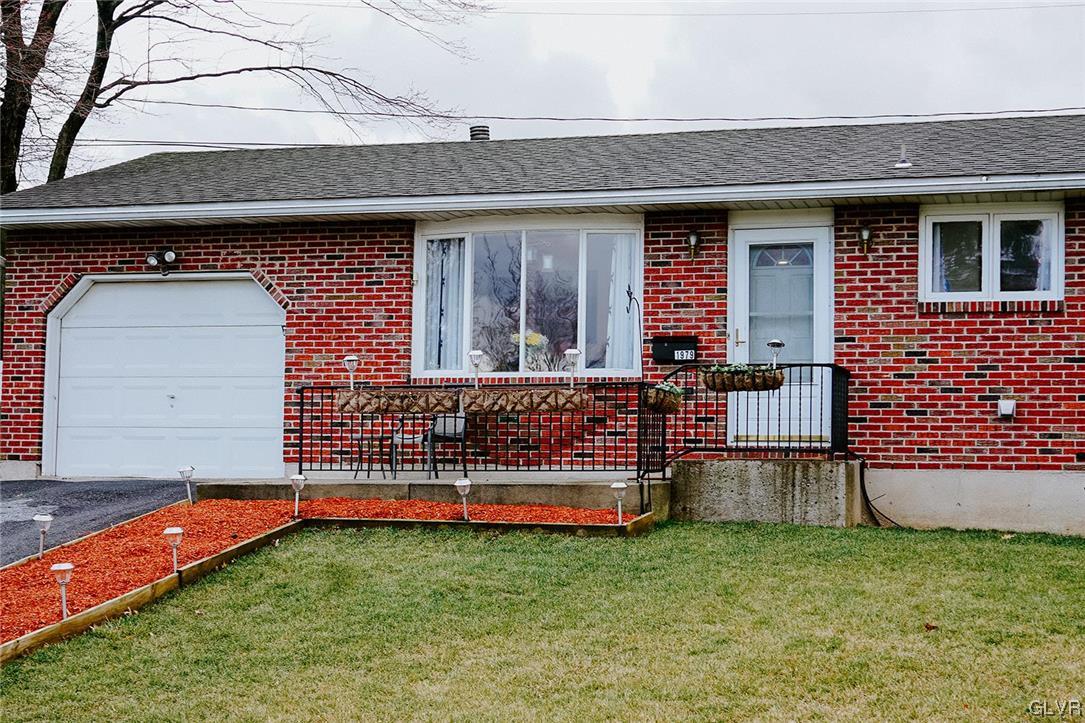 1979 Bathgate Road Bethlehem, PA 18018 - Photo 3 of 38 Gallery Image 3