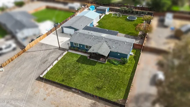 a view of a backyard