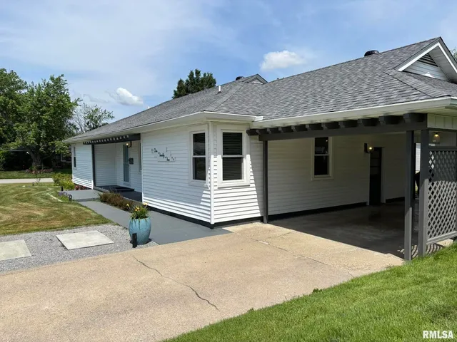 $225,000 | 122 Paint Creek Lane, Carmi, IL 62821