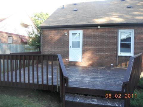 42 Oriole Road Pontiac, MI 48341 - Photo 3 of 10 20125058-2.JPG