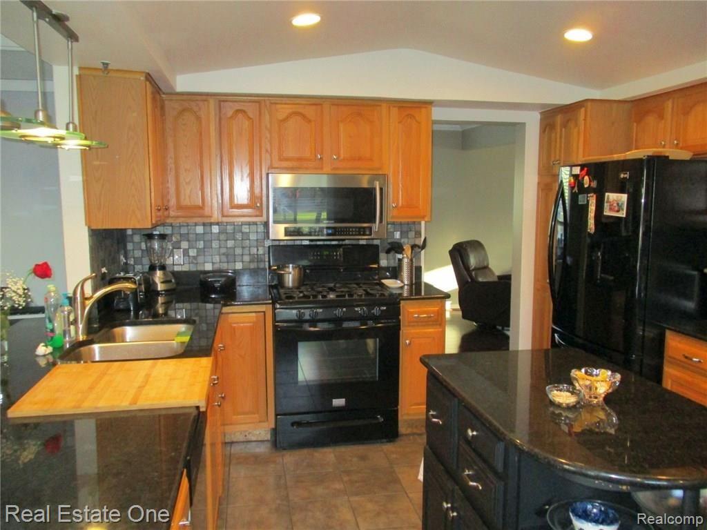 856 Mayfair Court Rochester Hills, MI 48309 - Photo 9 of 40