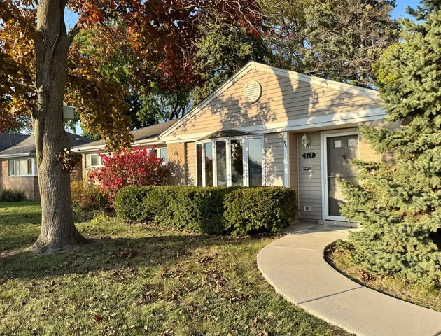 $399,000 | 911 East Villa Drive, Des Plaines, IL 60016