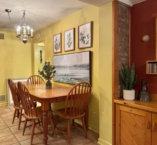 $399,000 | 911 East Villa Drive, Des Plaines, IL 60016