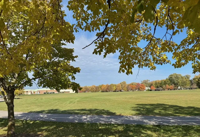 $399,000 | 911 East Villa Drive, Des Plaines, IL 60016