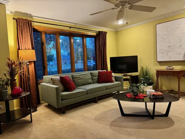 $399,000 | 911 East Villa Drive, Des Plaines, IL 60016