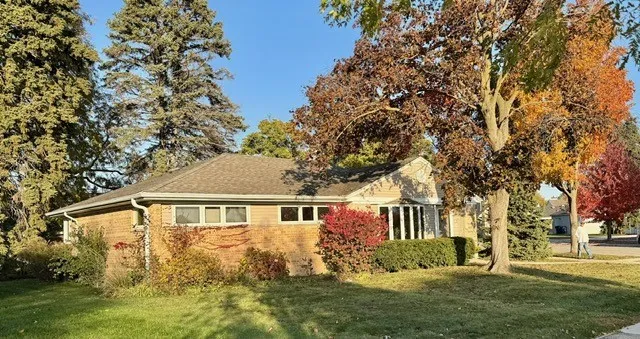 $399,000 | 911 East Villa Drive, Des Plaines, IL 60016