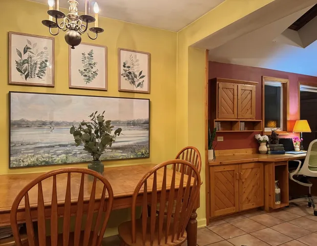 $399,000 | 911 East Villa Drive, Des Plaines, IL 60016