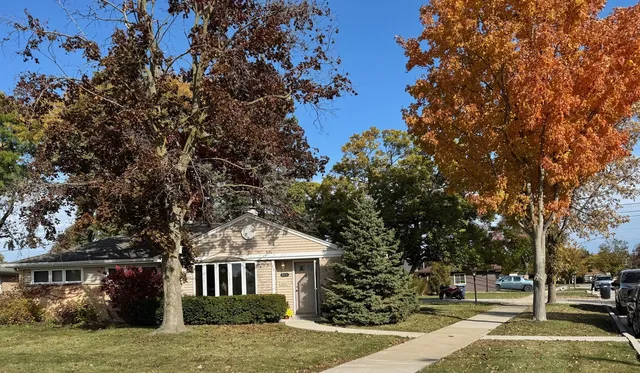 $399,000 | 911 East Villa Drive, Des Plaines, IL 60016