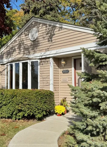 $399,000 | 911 East Villa Drive, Des Plaines, IL 60016