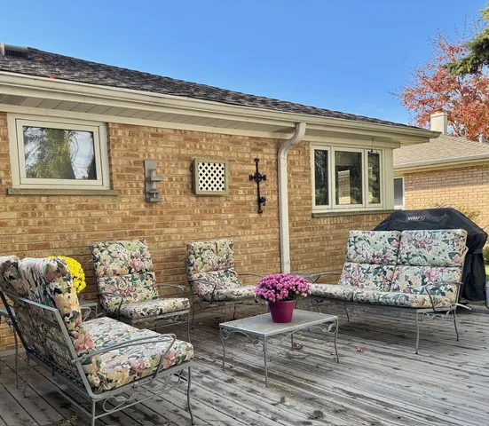 $399,000 | 911 East Villa Drive, Des Plaines, IL 60016