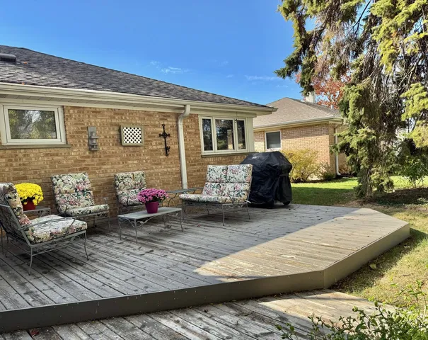 $399,000 | 911 East Villa Drive, Des Plaines, IL 60016