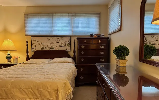 $399,000 | 911 East Villa Drive, Des Plaines, IL 60016