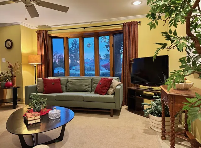 $399,000 | 911 East Villa Drive, Des Plaines, IL 60016