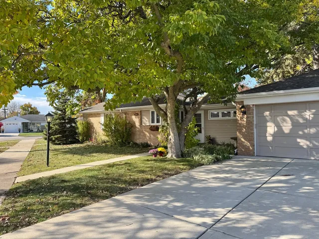 $399,000 | 911 East Villa Drive, Des Plaines, IL 60016