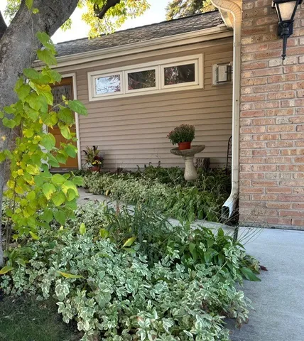 $399,000 | 911 East Villa Drive, Des Plaines, IL 60016