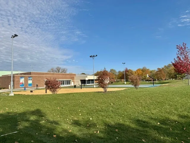 $399,000 | 911 East Villa Drive, Des Plaines, IL 60016