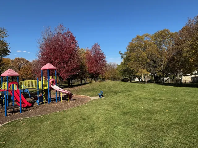 $399,000 | 911 East Villa Drive, Des Plaines, IL 60016