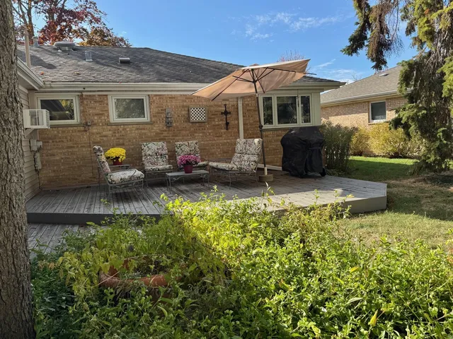 $399,000 | 911 East Villa Drive, Des Plaines, IL 60016