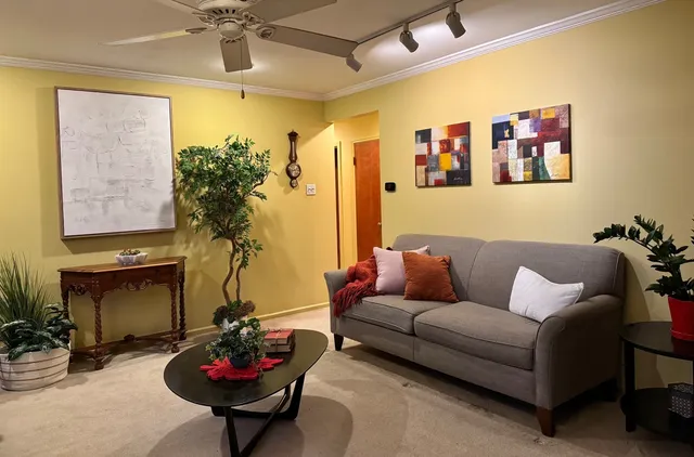 $399,000 | 911 East Villa Drive, Des Plaines, IL 60016