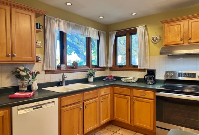 $399,000 | 911 East Villa Drive, Des Plaines, IL 60016