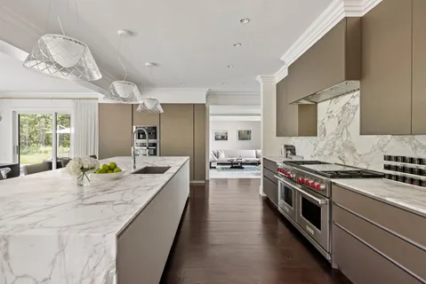 $9,500,000 | 176 2 Holes Water Road, East Hampton, NY 11937