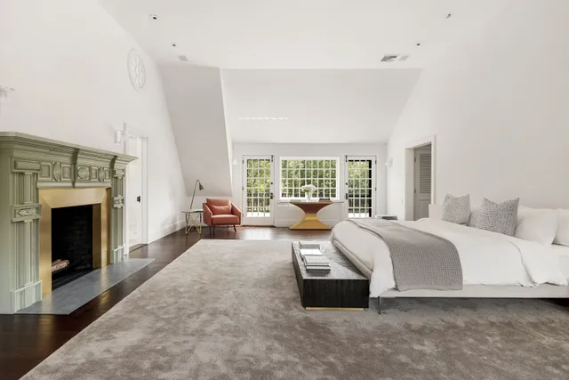 $9,500,000 | 176 2 Holes Water Road, East Hampton, NY 11937