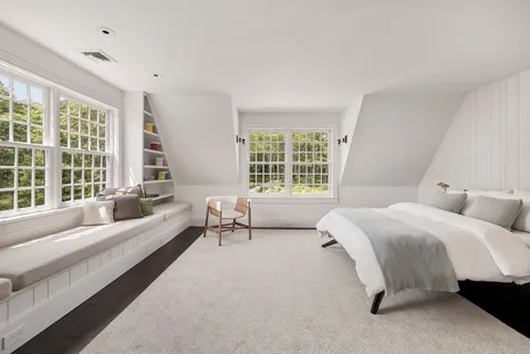 $9,500,000 | 176 2 Holes Water Road, East Hampton, NY 11937