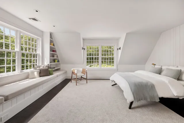 $9,500,000 | 176 2 Holes Water Road, East Hampton, NY 11937