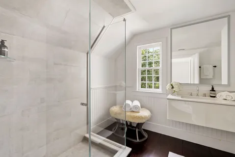 $9,500,000 | 176 2 Holes Water Road, East Hampton, NY 11937