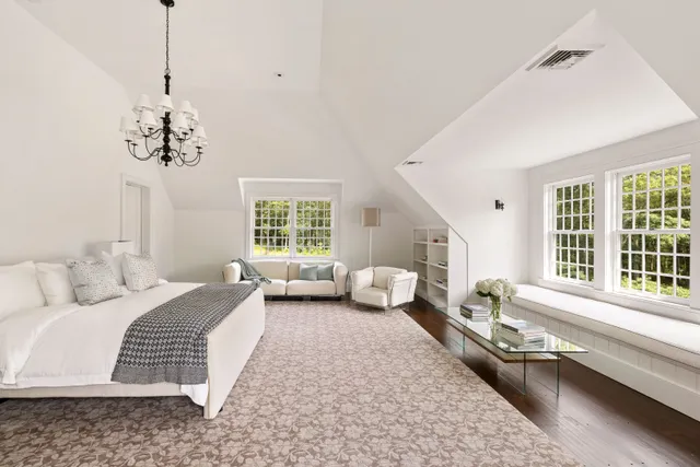 $9,500,000 | 176 2 Holes Water Road, East Hampton, NY 11937