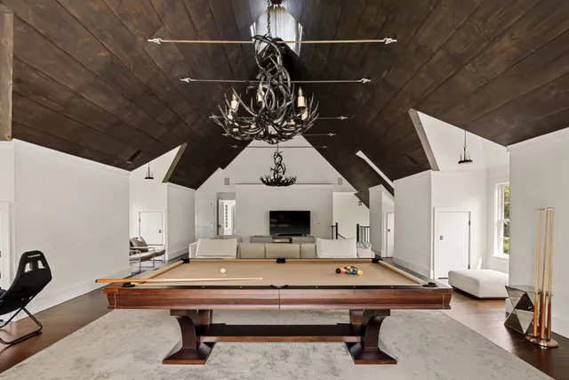 $9,500,000 | 176 2 Holes Water Road, East Hampton, NY 11937