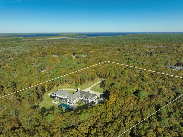 $9,500,000 | 176 2 Holes Water Road, East Hampton, NY 11937