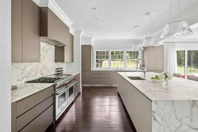 $9,500,000 | 176 2 Holes Water Road, East Hampton, NY 11937