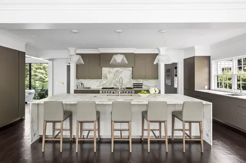 $9,500,000 | 176 2 Holes Water Road, East Hampton, NY 11937