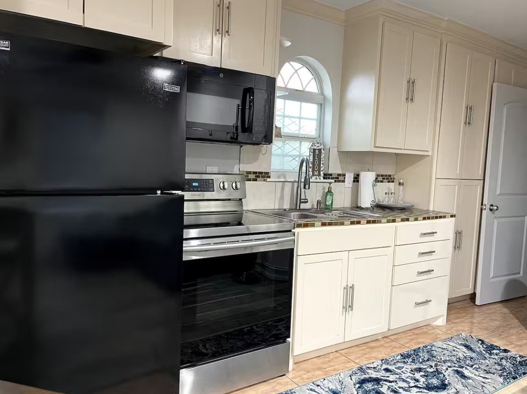 2809 Tooke Street, Unit 4 Houston, TX 77023 - Photo 2 of 8 ALL KITCHEN APPLIANCEES INCLUDED