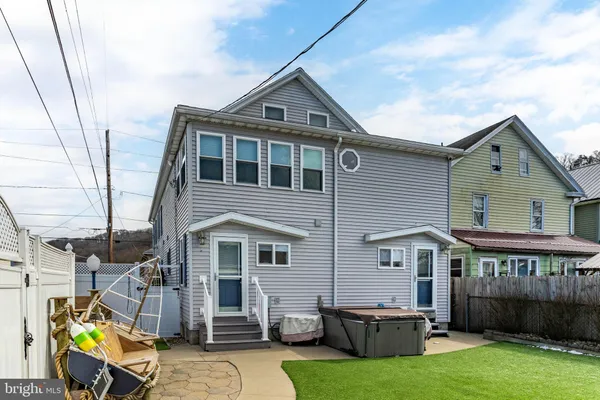 a view of a house with backyard and porch